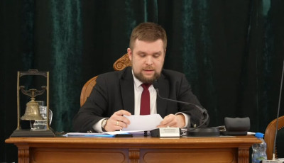 Nem mozd&iacute;tott&aacute;k el Hajt&oacute; P&eacute;tert &ndash; maradhatnak a bizotts&aacute;gi posztjai a győri k&eacute;pviselőnek