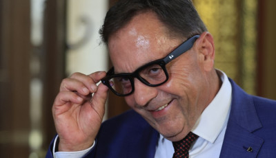 Szintet l&eacute;pett P&oacute;cs J&aacute;nos - H&eacute;tfőn m&aacute;r egy be&eacute;p&iacute;tett kamer&aacute;s Ray-Ban Meta szem&uuml;vegben &uuml;lt be a Parlamentbe