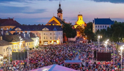 &Aacute;kos koncertje z&aacute;rja a nyarat Győrben