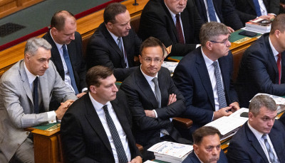 A mand&aacute;tum-korl&aacute;toz&aacute;ssal a Fidesz a frakci&oacute;ja k&ouml;zel fel&eacute;t elvesz&iacute;ten&eacute;