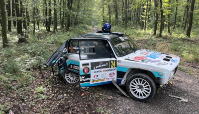 S&uacute;lyos baleset t&ouml;rt&eacute;nt a Győr Rallyn - H&aacute;rom embert k&oacute;rh&aacute;zba sz&aacute;ll&iacute;tottak