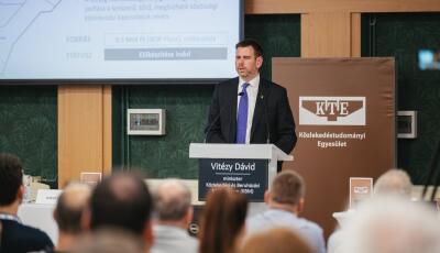 Vit&eacute;zy D&aacute;vid egy balatonfenyvesi konferenci&aacute;n mutatta be a magyar vas&uacute;t 3500 milli&aacute;rdos fejleszt&eacute;si terv&eacute;t