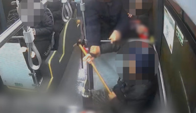 S&eacute;tabottal rontott r&aacute; utast&aacute;rs&aacute;ra egy győri buszon - VIDE&Oacute;
