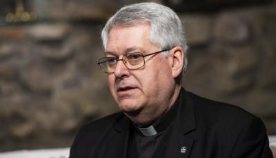 Osztie Zolt&aacute;n pl&eacute;b&aacute;nis szerint Magyar P&eacute;ter &bdquo;a S&aacute;t&aacute;n eszk&ouml;ze&rdquo;