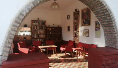 R&eacute;szegen, bedrogozva felgy&uacute;jtotta egy f&eacute;rfi az orsz&aacute;g ikonikus buszmeg&aacute;ll&oacute;j&aacute;t