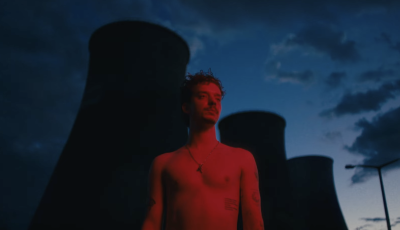 &quot;Itt plak&aacute;tok takarj&aacute;k el a j&ouml;vőt&quot; - Megjelent Mehringer Marci &uacute;j rendszerkritikus dala