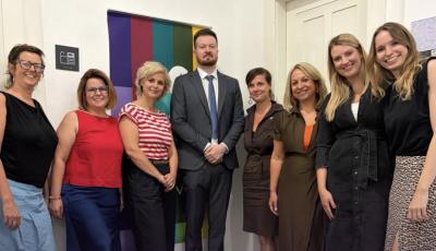 Szab&oacute; Bence &aacute;tadta a neki gyűjt&ouml;tt adom&aacute;nyokat a Hintalovon Alap&iacute;tv&aacute;nynak