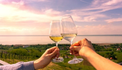 Napba &ouml;lt&ouml;z&ouml;tt asszony &eacute;s bort &iacute;g&eacute;rő napf&eacute;ny - Nagyboldogasszony legend&aacute;ja &eacute;s sz&uuml;reti j&oacute;slata