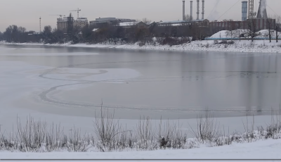 A Duna is elkezdett befagyni, &eacute;letvesz&eacute;lyes r&aacute;menni