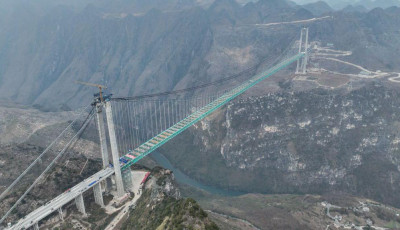 Rekordot d&ouml;nt a vil&aacute;g legmagasabb h&iacute;dja K&iacute;n&aacute;ban