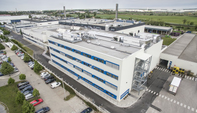 Trag&eacute;dia a győri Nemak gy&aacute;rban: T&ouml;bbsz&aacute;z kil&oacute;s elem zuhant egy munk&aacute;sra