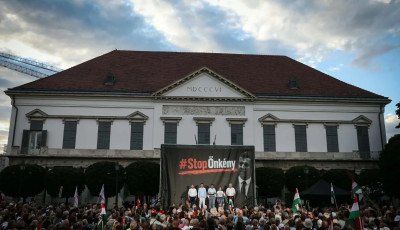 M&aacute;r d&eacute;lut&aacute;n magyar&aacute;zkodtak a fideszesek, mi&eacute;rt nem lesz t&ouml;meg: t&uuml;ntettek a S&aacute;ndor-palota előtt