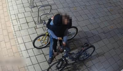 P&aacute;rj&aacute;t &ouml;lelve k&ouml;t&ouml;tt el egy biciklit Győrben, a kamera r&ouml;gz&iacute;tette a kreat&iacute;v műveletet