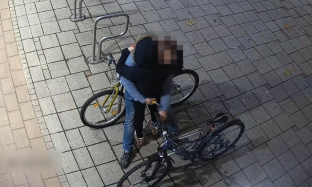 P&aacute;rj&aacute;t &ouml;lelve k&ouml;t&ouml;tt el egy biciklit Győrben, a kamera r&ouml;gz&iacute;tette a kreat&iacute;v műveletet
