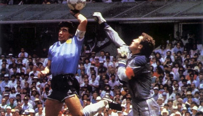 &Aacute;rver&eacute;sre ker&uuml;l Maradona legend&aacute;s &bdquo;Isten keze&rdquo; labd&aacute;ja