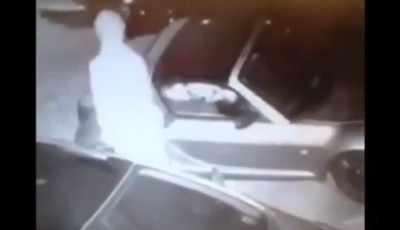 Benzintank ny&iacute;l&aacute;sokkal szexelt az aut&oacute;k Rocco Sifredi-je P&eacute;csett, felf&uuml;ggesztett b&ouml;rt&ouml;nt kapott - VIDE&Oacute; (18+)