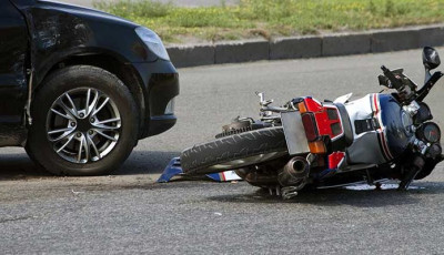 &Eacute;letvesz&eacute;lyes s&eacute;r&uuml;l&eacute;seket szenvedett egy motoros szombat d&eacute;lelőtt