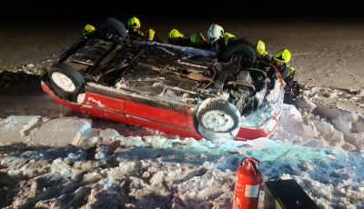 Megcs&uacute;szott az &uacute;ttesten &eacute;s &aacute;rokba hajtott egy aut&oacute; a 86-os sz&aacute;m&uacute; fő&uacute;ton