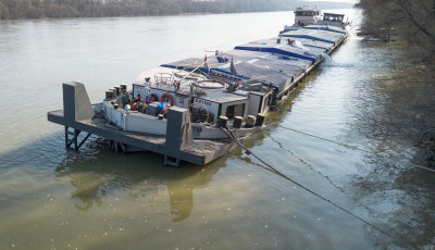 Uszad&eacute;kf&aacute;val &uuml;tk&ouml;z&ouml;tt, majd l&eacute;ket kapott egy tehersz&aacute;ll&iacute;t&oacute; usz&aacute;ly V&aacute;mosszabadin&aacute;l