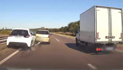 Kutya szaladt &aacute;t az aut&oacute;p&aacute;ly&aacute;n, &ouml;t aut&oacute; hajtott egym&aacute;sba &ndash; VIDE&Oacute;