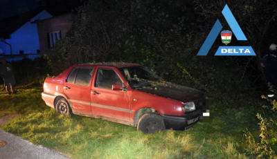 A ker&iacute;t&eacute;st &aacute;tszak&iacute;tva &aacute;llt meg egy h&aacute;z udvar&aacute;n a bek&aacute;bszerezett mosonmagyar&oacute;v&aacute;ri sofőr