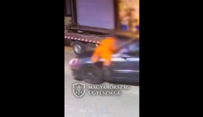 Fizet&eacute;s n&eacute;lk&uuml;l akart lel&eacute;pni a szerelőtől, majd a motorh&aacute;ztetőn vitte mag&aacute;val az aut&oacute;st