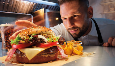 Cs&uuml;t&ouml;rt&ouml;ktől a Michelin-csillagos R&aacute;cz Jenő hamburger&eacute;t majszolhatj&aacute;tok a magyar Mekikben