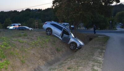Tizen&eacute;ves fi&uacute;k loptak kocsikat egy aut&oacute;keresked&eacute;sből P&eacute;csen
