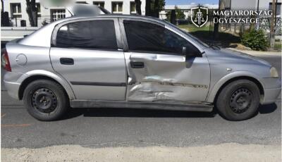 Jogsi n&eacute;lk&uuml;l sz&aacute;guldozott, leszor&iacute;tott egy aut&oacute;st, majd a baleset ut&aacute;n elhajtott &ndash; v&aacute;dat emeltek a 21 &eacute;ves sofőr ellen