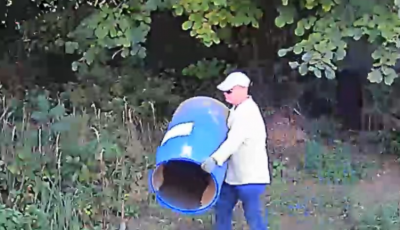 FELH&Iacute;V&Aacute;S! Hord&oacute;ra &aacute;llva pr&oacute;b&aacute;ltak meg bet&ouml;rni egy győri lak&aacute;sba, keresi őket a rendőrs&eacute;g