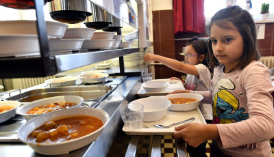 N&eacute;pszava: Dr&aacute;gul az iskolai menza ősztől