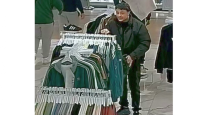 Cipőt lopott egy győri &aacute;ruh&aacute;zb&oacute;l - Felismered?