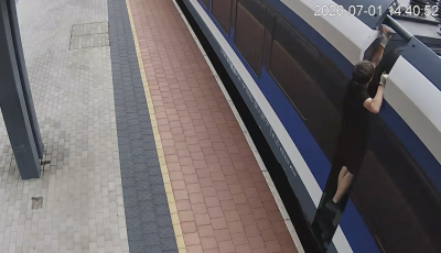 A vonat oldal&aacute;ba kapaszkodva utazott k&eacute;t fiatal - VIDE&Oacute;