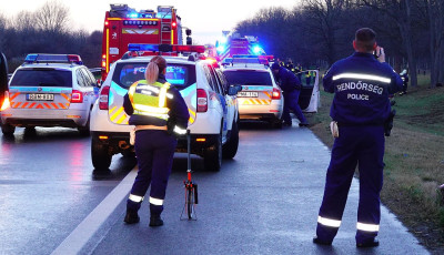 H&eacute;t szem&eacute;lyaut&oacute; szenvedett r&aacute;fut&aacute;sos balesetet az M1-es aut&oacute;p&aacute;ly&aacute;n