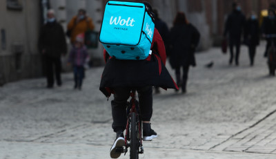 Extra sz&aacute;ll&iacute;t&aacute;si d&iacute;jat sz&aacute;mol fel a Wolt a rossz idő miatt