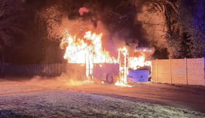 Kigyulladt, majd teljes terjedelm&eacute;ben &eacute;gett egy aut&oacute;busz Mosonmagyar&oacute;v&aacute;ron