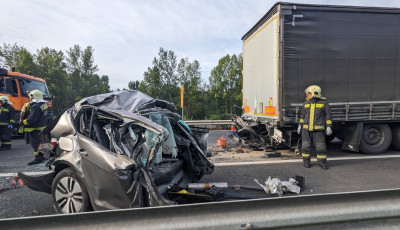 Hal&aacute;los baleset t&ouml;rt&eacute;nt L&eacute;b&eacute;nyn&eacute;l - &Aacute;ll&oacute; kamionba hajtott egy szem&eacute;lyaut&oacute;