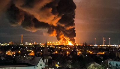 Tűzij&aacute;t&eacute;k miatt gyulladt ki egy habszivacsot gy&aacute;rt&oacute; c&eacute;g t&iacute;zezer n&eacute;gyzetm&eacute;teres t&aacute;rol&oacute;ja