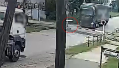 Piros jelz&eacute;s ellen&eacute;re hajtott a s&iacute;nekre, le is t&ouml;rte a soromp&oacute;t