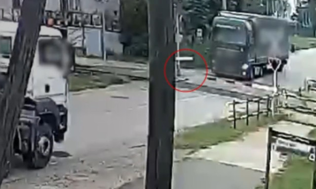 Piros jelz&eacute;s ellen&eacute;re hajtott a s&iacute;nekre, le is t&ouml;rte a soromp&oacute;t