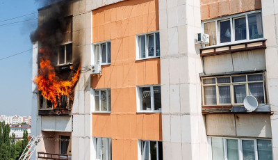 &Ouml;tszintes t&aacute;rsash&aacute;z m&aacute;sodik emeleti erk&eacute;ly&eacute;n &eacute;gett egy farost lemez