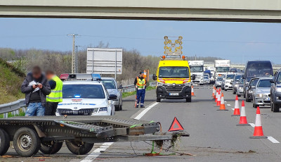 Tr&eacute;leres aut&oacute;ba hajtott egy szem&eacute;lyaut&oacute; vas&aacute;rnap reggel az M1-esen