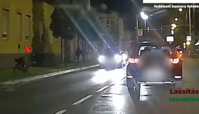 D&uuml;h&eacute;ben kil&ouml;kte biciklij&eacute;t az &uacute;tra, egy arra halad&oacute; aut&oacute; beledurrantott - VIDE&Oacute;