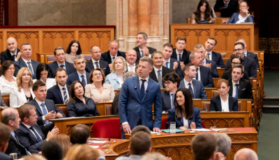 &Uacute;j alkotm&aacute;nyb&iacute;r&oacute;, vagyonvisszaszerz&eacute;s &eacute;s ad&oacute;v&aacute;ltoz&aacute;sok - Mozgalmas k&eacute;t nap j&ouml;n a parlamentben