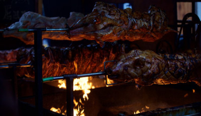 Kordonnal kell eltakarni a malacs&uuml;t&eacute;st a budapesti adventi v&aacute;s&aacute;rban veg&aacute;n feljelentők miatt