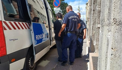 Sokkol&oacute; dr&aacute;ma G&ouml;nyűn: titkos chaten &aacute;rulta el a gyilkoss&aacute;gi terv&eacute;t a 13 &eacute;ves fi&uacute;, majd k&eacute;ssel t&aacute;madt csal&aacute;dj&aacute;ra!