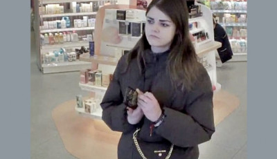 Parf&uuml;m&ouml;ket lopott egy mosonmagyar&oacute;v&aacute;ri drog&eacute;ri&aacute;b&oacute;l - Felismered?