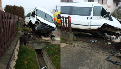 &Aacute;rokba hajtott, majd egy lak&oacute;h&aacute;z ker&iacute;t&eacute;s&eacute;nek &uuml;tk&ouml;z&ouml;tt egy kilenc szem&eacute;lyes kisbusz Ravazdon