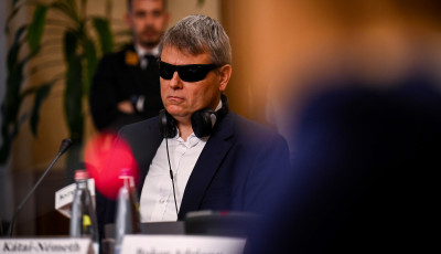 &bdquo;Vicsorg&oacute; vak embernek" nevezte a szoci&aacute;lis &eacute;s csal&aacute;d&uuml;gyi minisztert egy Fideszes influenszer