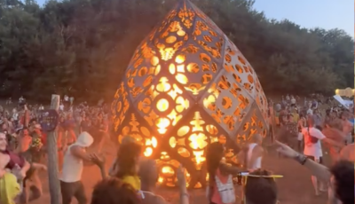 Ketrecbe z&aacute;rt&aacute;k a t&aacute;bort&uuml;zet az Ozora Fesztiv&aacute;lon, miut&aacute;n tavaly valaki beleugrott &eacute;s meghalt - VIDE&Oacute;